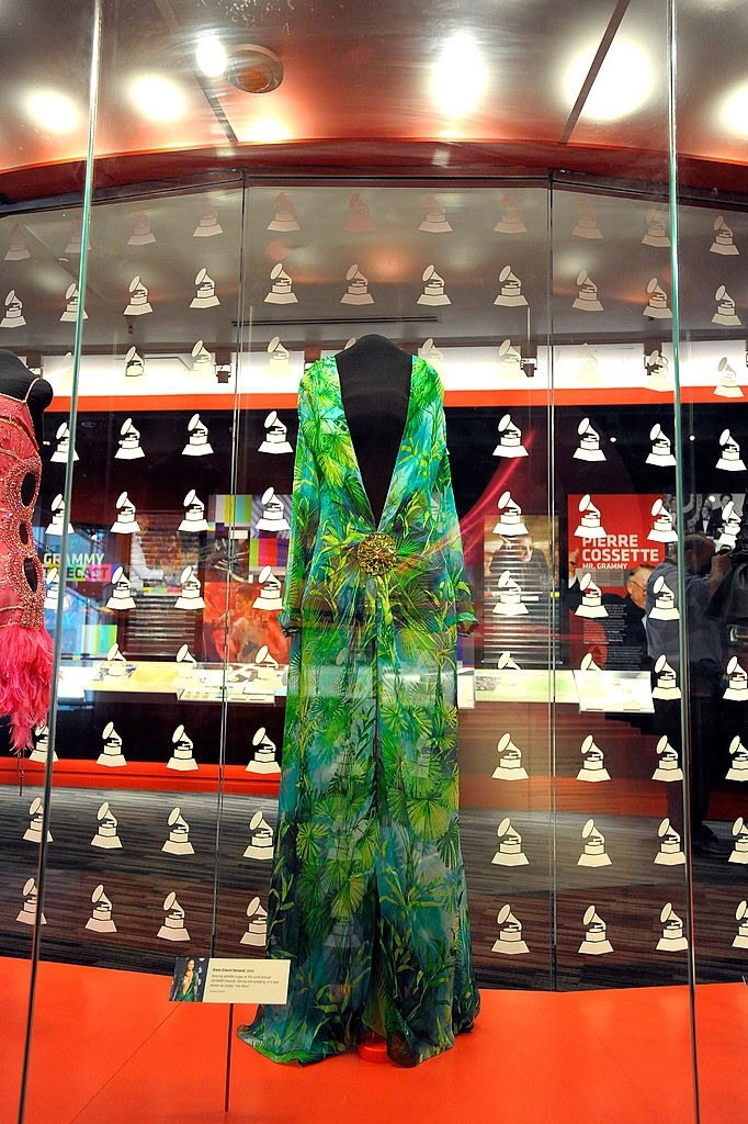 Sukienkę, w której Lopez pojawiła się na rozdaniu nagród Grammy w 2000 roku, można oglądać w The Grammy Museum /Charley Gallay/Getty Images for Netflix /Getty Images