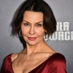 trendy Sukienki dla kobiet po 50-tce na uroczystości rodzinne i nie tylko. Tak prezentuje je Anna Popek