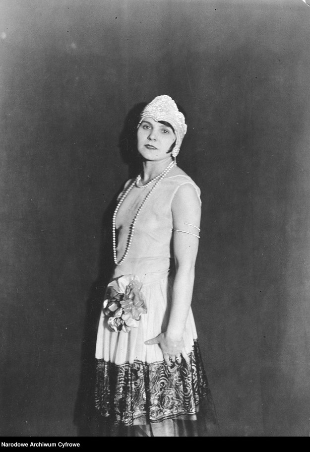 Suknia balowa z początku lat 20 /foto. Narodowe Archiwum Cyfrowe /
