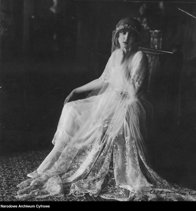 Suknia balowa z początku lat 20. /foto. Narodowe Archiwum Cyfrowe /