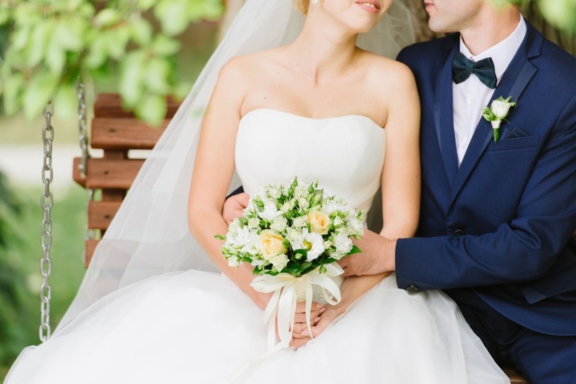 Suknia ślubna bez ramiączek może prezentować się pięknie, jednak w 2023 roku hitem mody ślubnej są rękawy /123RF/PICSEL