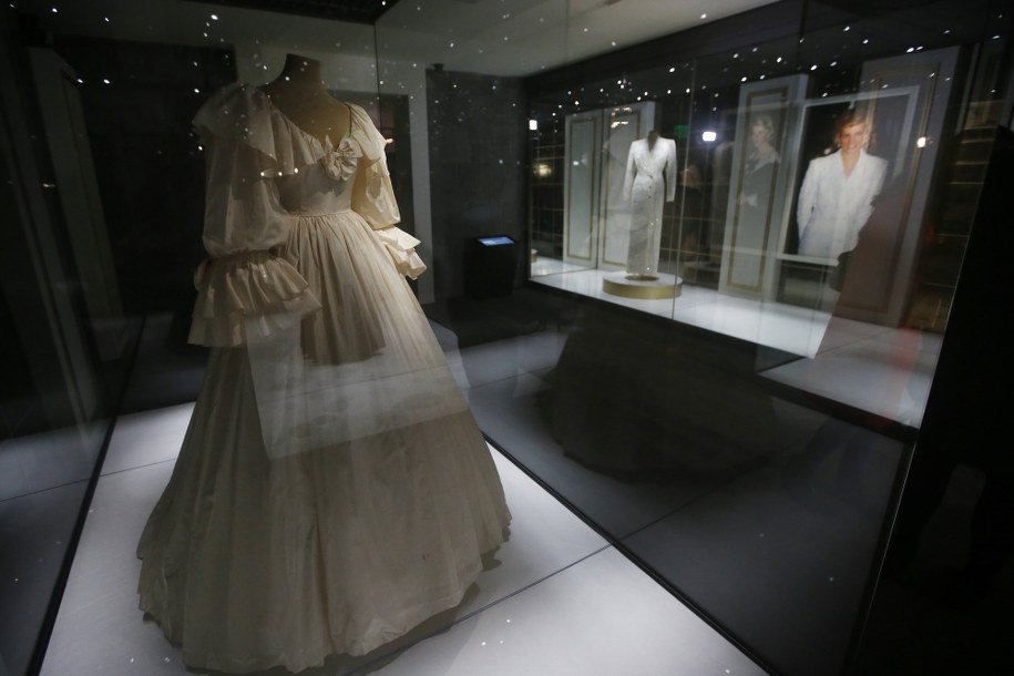 Suknia ślubna księżnej Diany /ELVIS GONZALEZ /PAP/EPA