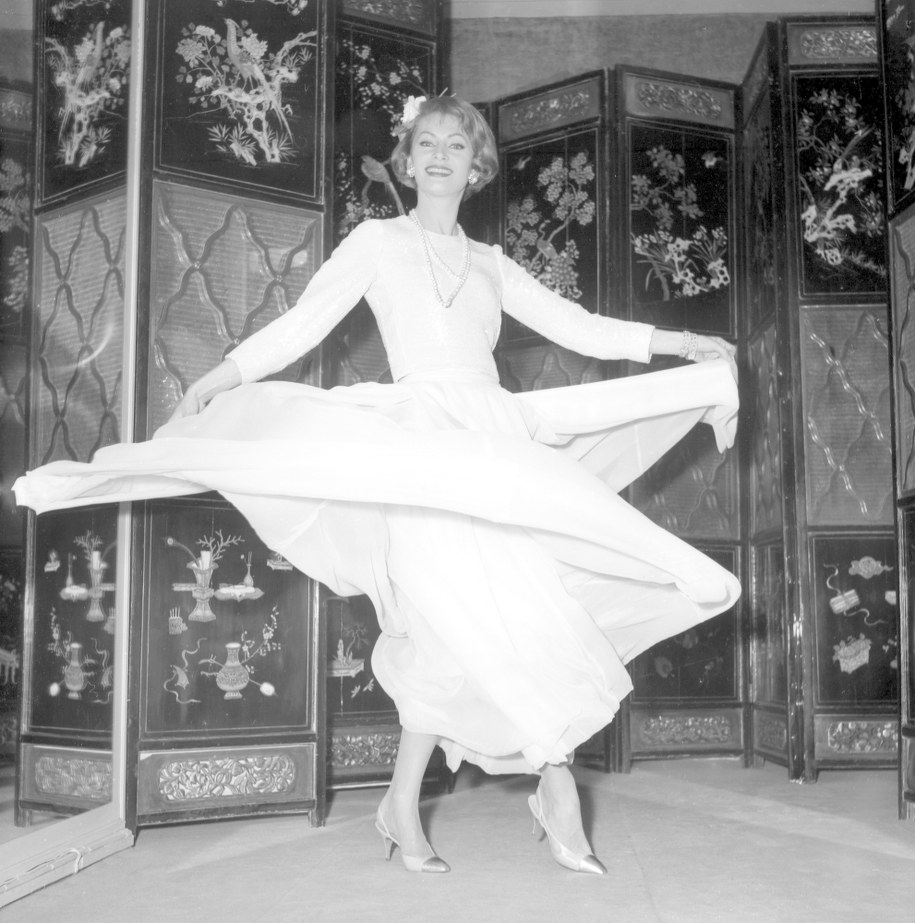 Suknia z kolekcji Lato 1963 /PAP/Photoshot
