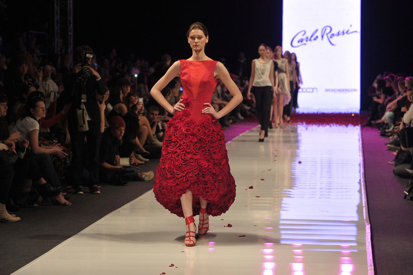 Suknia została stworzona specjalnie dla marki Carlo Rossi przez młodych projektantów Cocoon oraz florystyczny duet Sekunda&Sieradzan /Andrzej Engelbrecht /AKPA