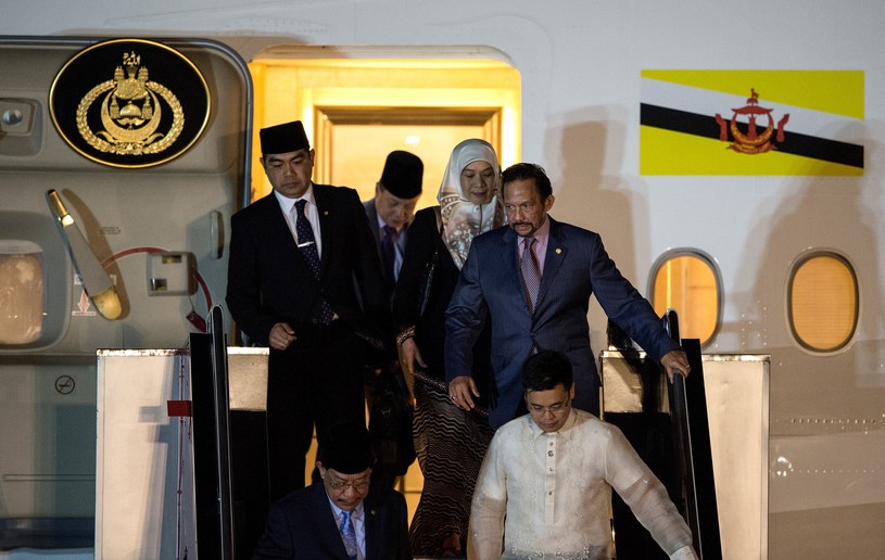 Sułtan Brunei Hassanal Bolkiah w środę wieczorem przyleciał na Filipiny /NOEL CELIS /AFP