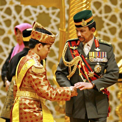 Sułtan Brunei (po prawej) posiada 22 mld dolarów /AFP