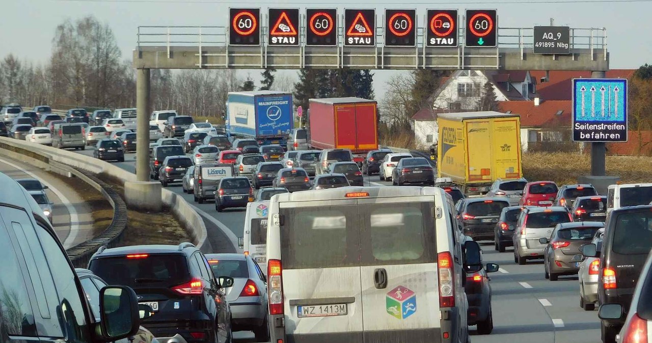 Sumaryczny czas trwania wszystkich korków na niemieckich autostradach to aż 330 tys. godzin /Mariusz Grzelak/REPORTER /East News