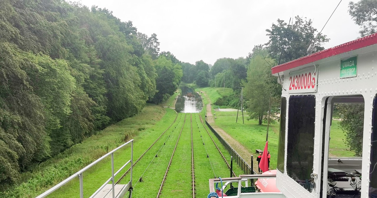 Sunący po trawie statek może być sporą atrakcją. Warto więc na cel weekendowej wycieczki obrać Kanał Elbląski. /East News