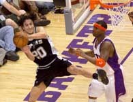 Suns - Spurs 114:121. Manu Ginobili ratuję piłkę, obok Quentin Richardson /AFP