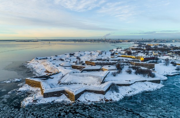 Suomenlinna - "Twierdza Fińska” w Helsinkach, położona na grupie sześciu wysp niedaleko brzegu. W przeszłości miała za zadanie bronić stolicy Finlandii od strony morza. Obecnie utraciła już walory militarne i jest traktowana jako zabytek historyczny i atrakcja turystyczna.