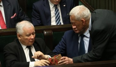 "Super Express": Morawiecki chce leczyć Kaczyńskiego witaminami