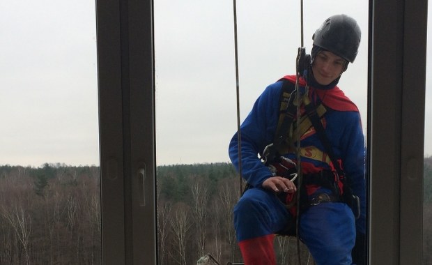 Superbohaterowie myją okna w Górnośląskim Centrum Zdrowia Dziecka 