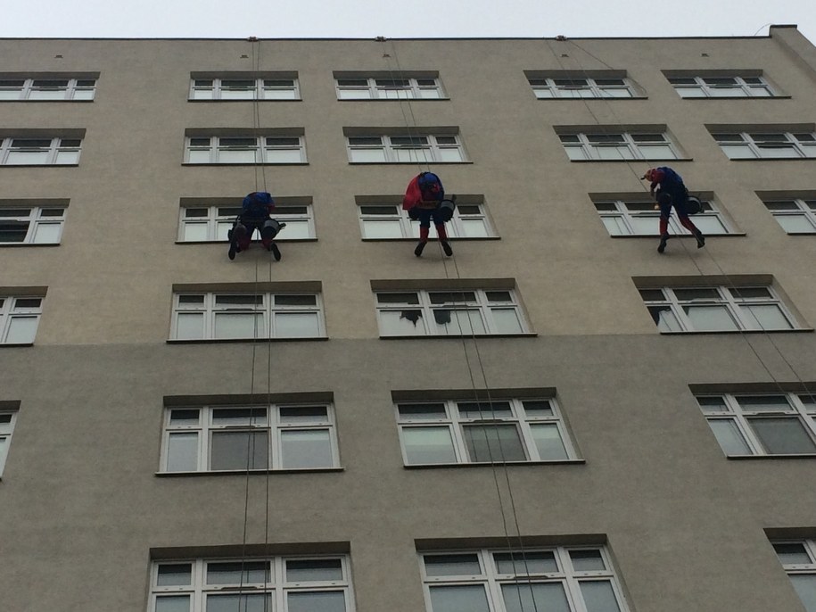 Superbohaterowie myjący szyby GCZD /Anna Kropaczek /RMF FM