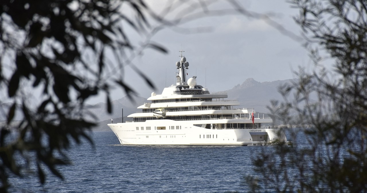 Superjacht Eclipse należacy do Romana Abramowicza sfotografowany w marinie w Bodrum w Turcji /Osman Uras /AFP