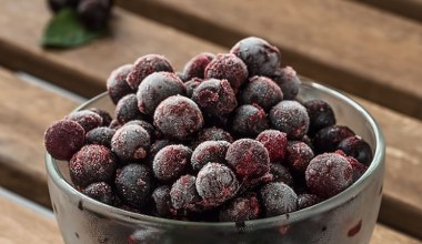 Superjagoda, która po mrożeniu zachowuje pokłady witaminy C. Jedz, by wspierać serce, nerki i mięśnie