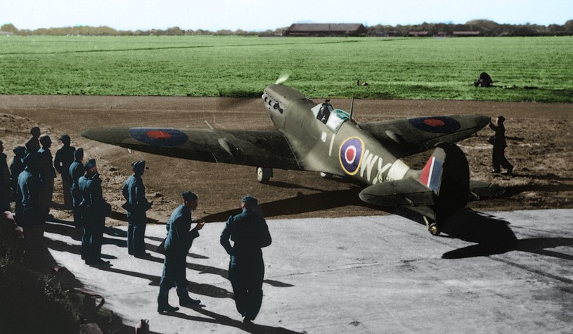 Supermarine Spitfire Mk.V WX-T (W3902) kołuje na start z pasa bazy lotniczej w Heston. Maj 1942. /INTERIA.PL/materiały prasowe