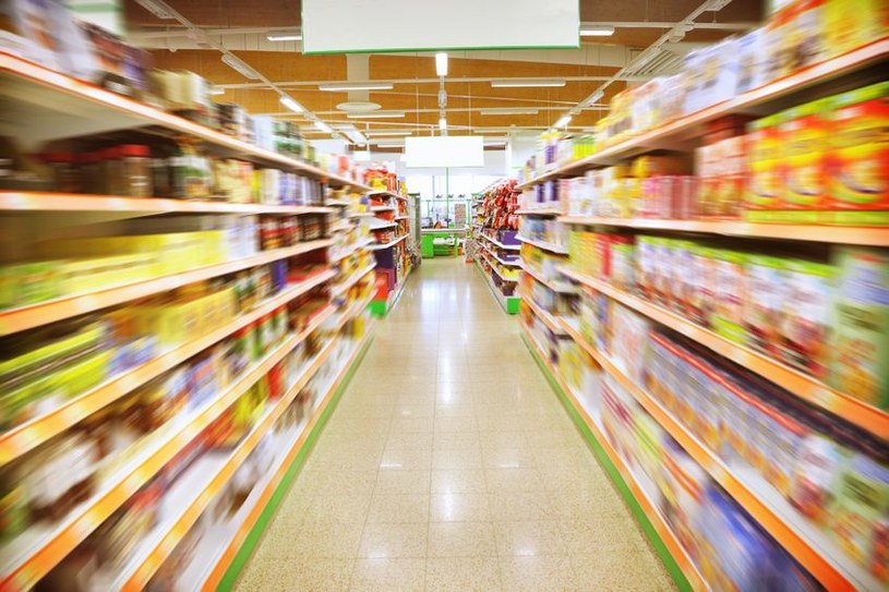 Supermarkety codziennie pozbywają się ton nieświeżej żywności /123RF/PICSEL