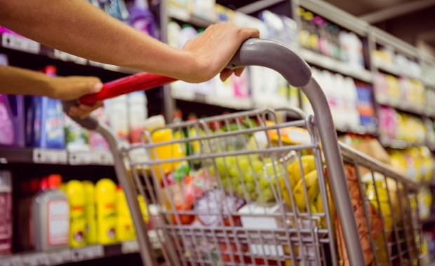 Supermarkety usuwają datę "spożyć przed". Czy to grozi zatruciami, czy uratuje miliony ton jedzenia?