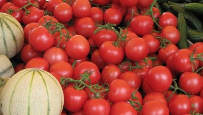 "Supermarkety Was okradają". Francuscy rolnicy w proteście wyprzedają owoce i warzywa