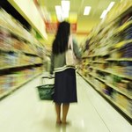 Supermarkety wydają coraz mniej gazetek promocyjnych, ograniczają także ich czas obowiązywania