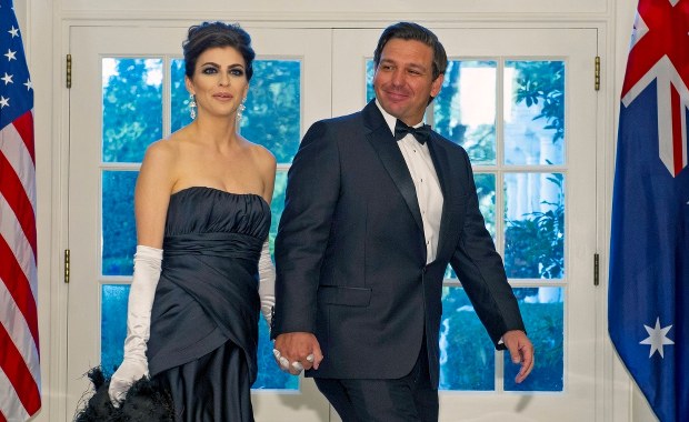 Superpara na drodze do Białego Domu. Kim jest Ron DeSantis i jego żona Casey?