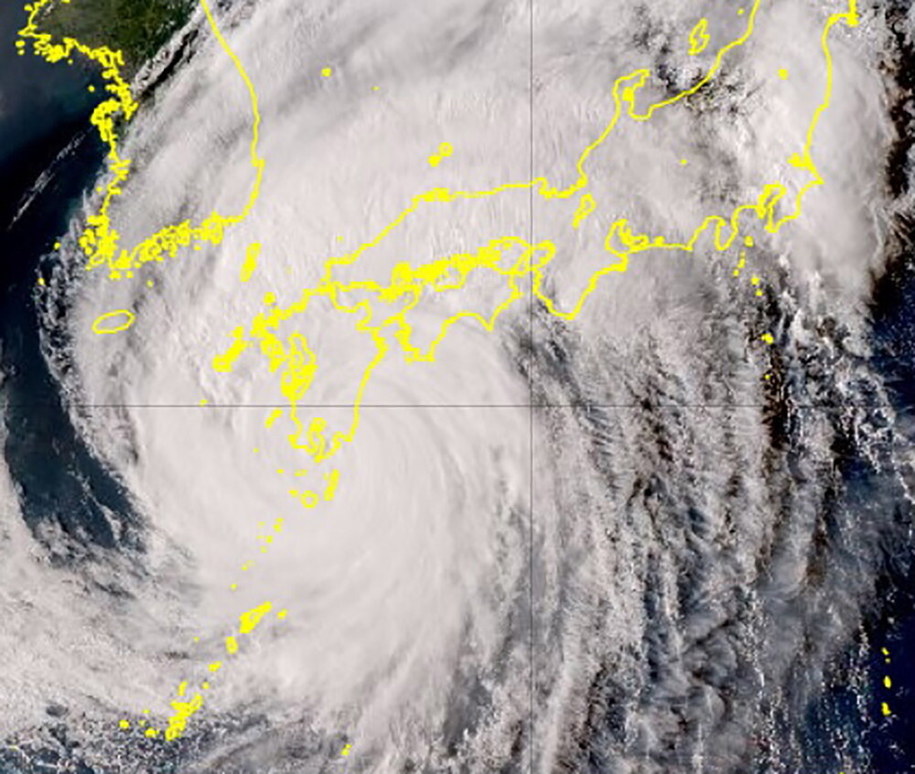 Supertajfun uderzył w Japonię /EPA/JAPAN METEOROGICAL AGENCY HANDOUT /PAP