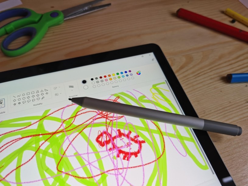 Surface Go 3 i kosztujący około 399 zł Surface Pen - duet sprawdzi się nie tylko jako urządzenie do robienia notatek, ale również pole do popisu dla dzieci /INTERIA.PL