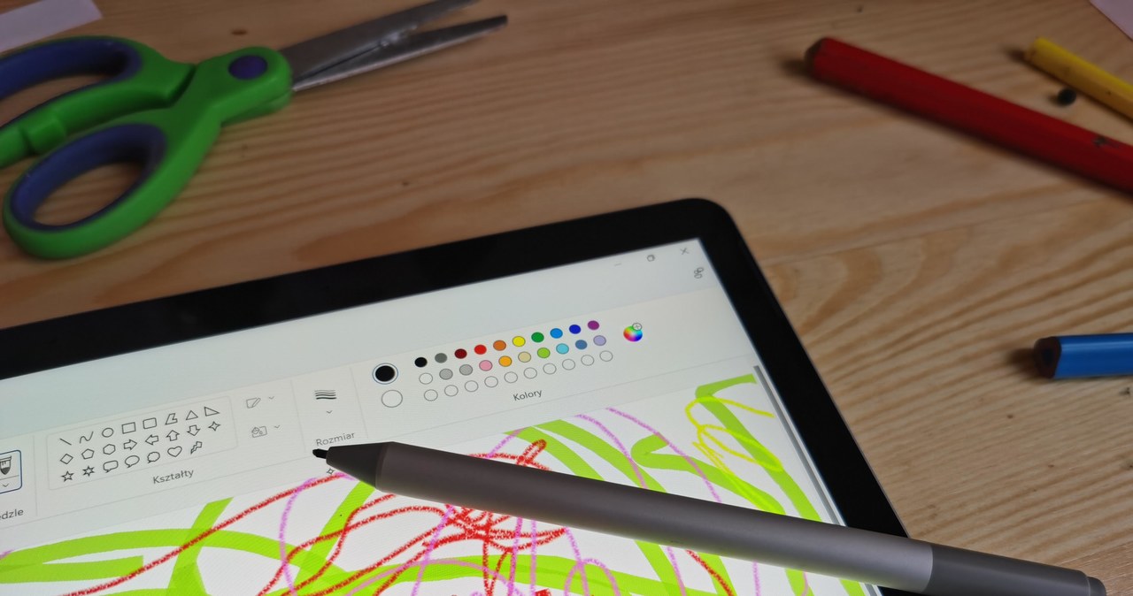 Surface Go 3 i kosztujący około 399 zł Surface Pen - duet sprawdzi się nie tylko jako urządzenie do robienia notatek, ale również pole do popisu dla dzieci /INTERIA.PL