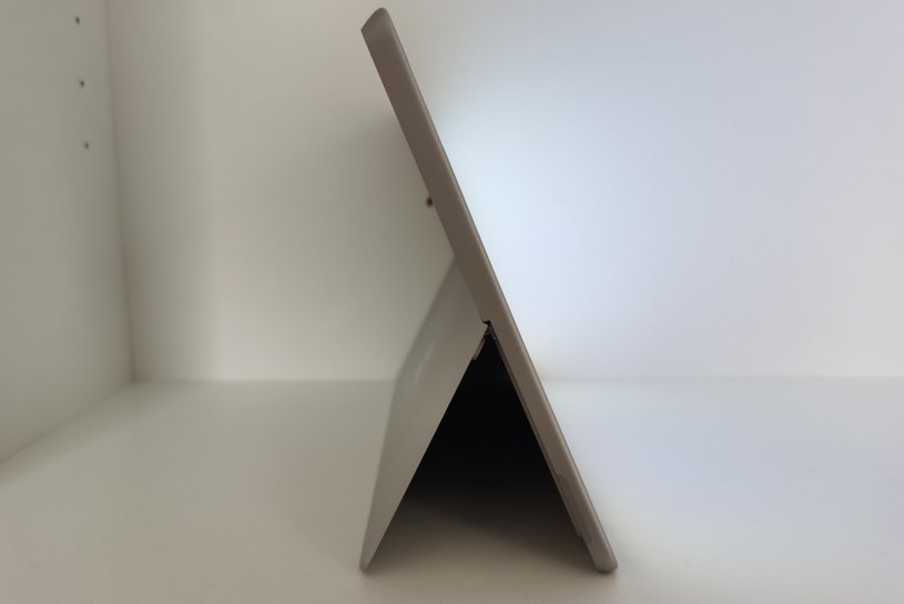 Surface Go 3 - tablet widziany z boku /INTERIA.PL