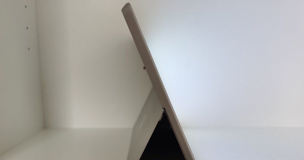 Surface Go 3 - tablet widziany z boku /INTERIA.PL