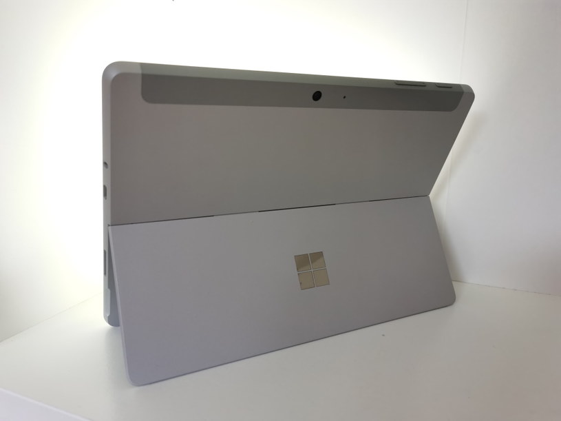 Surface Go 3 - tak prezentuje się tablet z tyłu /INTERIA.PL