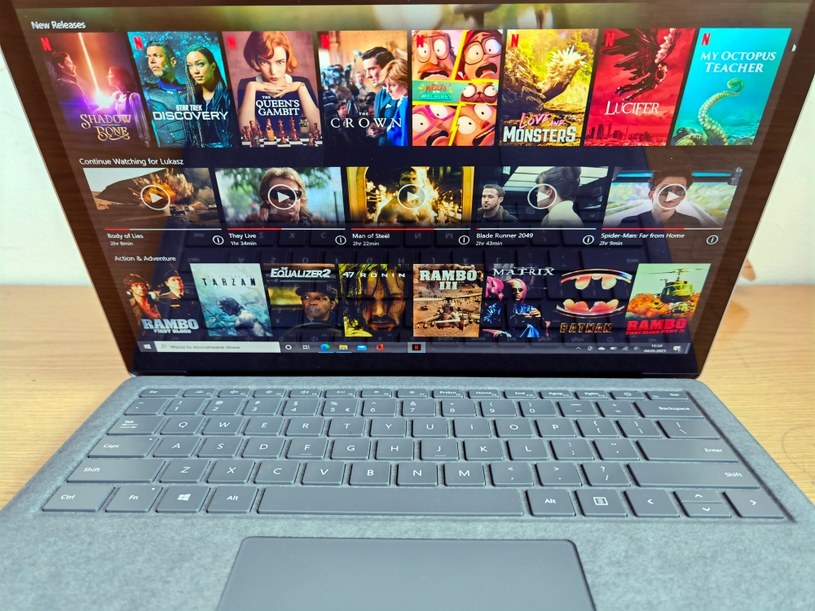 Surface Laptop 4 dobrze sprawdzi się podczas oglądania filmów /INTERIA.PL