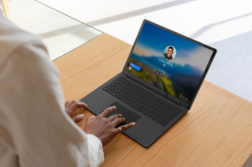 Surface Laptop pozwala na komfortową pracę z każdego miejsca na świecie /.