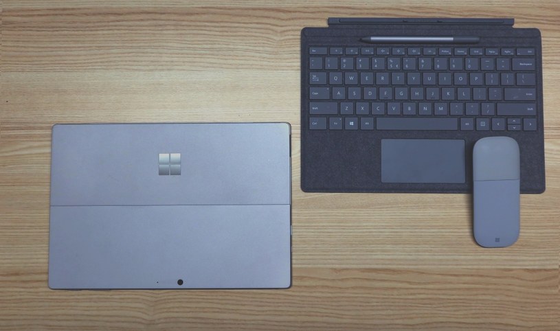 Surface Pro 7 i pełny zestaw akcesoriów - klawiatura, myszka i pióro /INTERIA.PL