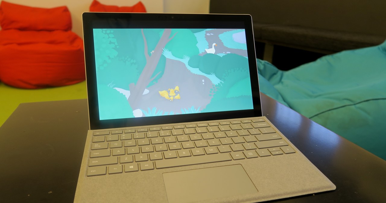 Surface Pro 7 i "Untitled Goose Game" /INTERIA.PL