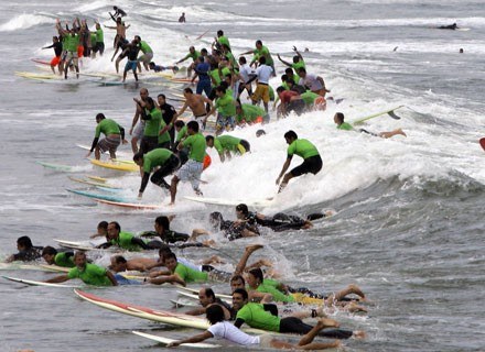 Surferzy na plaży w Santos pobili rekord! /AFP