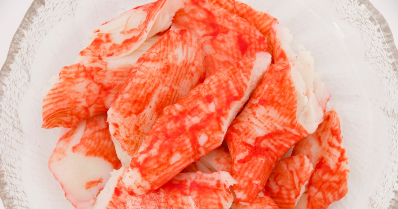 Surimi w swojej podstawowej formie nie wymaga gotowania, dlatego jest idealnym składnikiem dań na zimno. /kariphoto /123RF/PICSEL