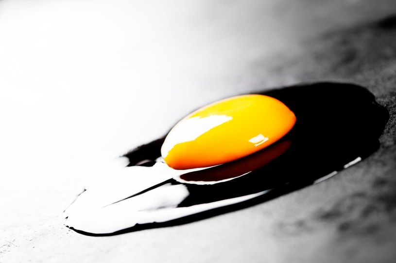 Surowe jajko pomoże w walce z przetłuszczonymi włosami /123RF/PICSEL