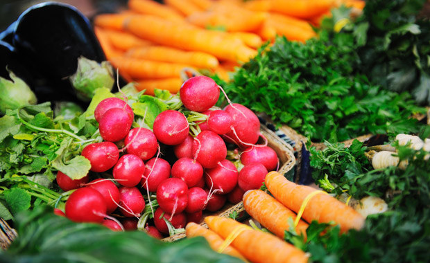 Surowe warzywa i owoce mogą pomóc przezwyciężyć chorobę /123RF/PICSEL
