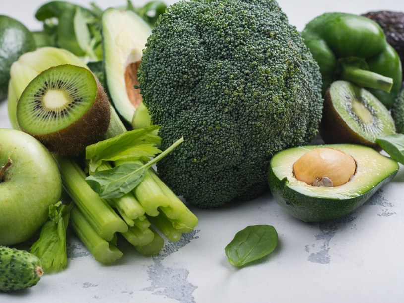 Surowe warzywa liściaste są źródłem kwasu foliowego: szpinak, brokuł, sałata czy kapusta. /123RF/PICSEL