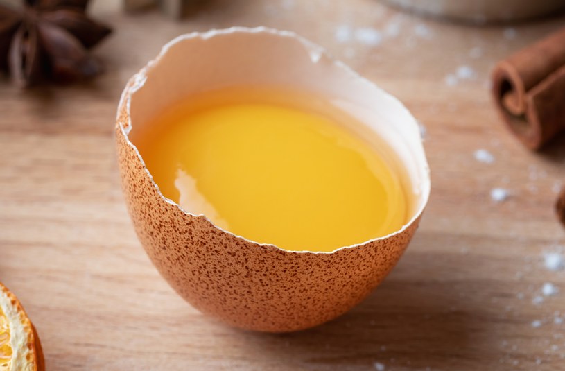 Surowe żółtko jajka przyda ci się nie tylko do gotowania. Z jego pomocą szybko przepędzisz mrówki z domu /123RF/PICSEL