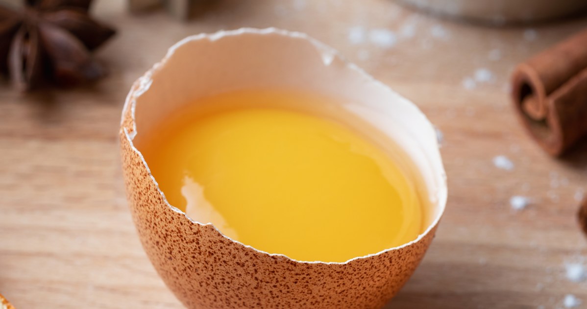 Surowe żółtko jajka przyda ci się nie tylko do gotowania. Z jego pomocą szybko przepędzisz mrówki z domu /123RF/PICSEL