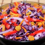 Surówka colesław, ale z czerwoną kapustą. Wychodzi soczysta, pasuje idealnie do mięs i ryb