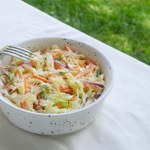 Surówka do ryby to genialne uzupełnienie obiadu. Smakuje wyśmienicie i robi się ją w kilka chwil