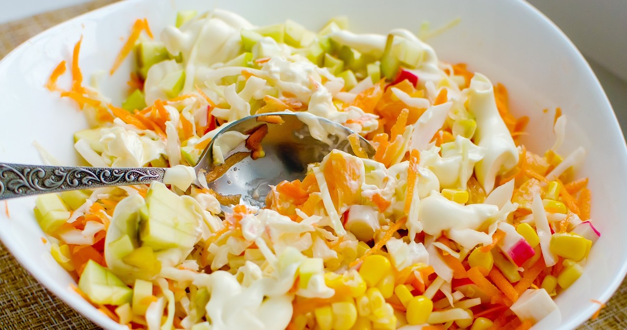 Surówka niedzielna to połączenie chrupiących warzyw i aksamitnego sosu /123RF/PICSEL