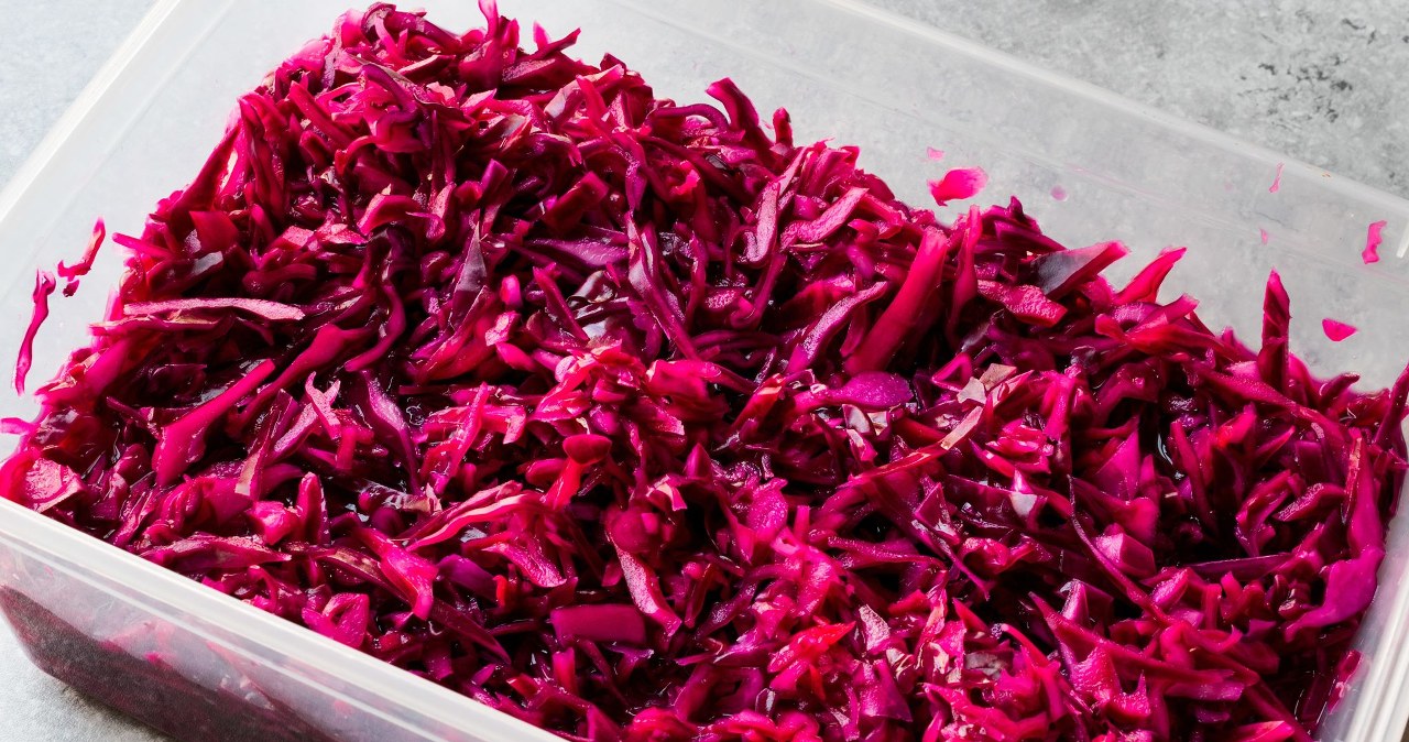 Surówka z czerwonej kapusty jest idealna na diecie. Syci na długo, pomaga ujarzmić apetyt i pobudza trawienie /123RF/PICSEL