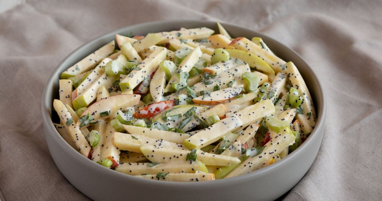 Surówka z jabłka inaczej pozytywnie zaskoczy rodzinę /liudmylachuhunova /123RF/PICSEL