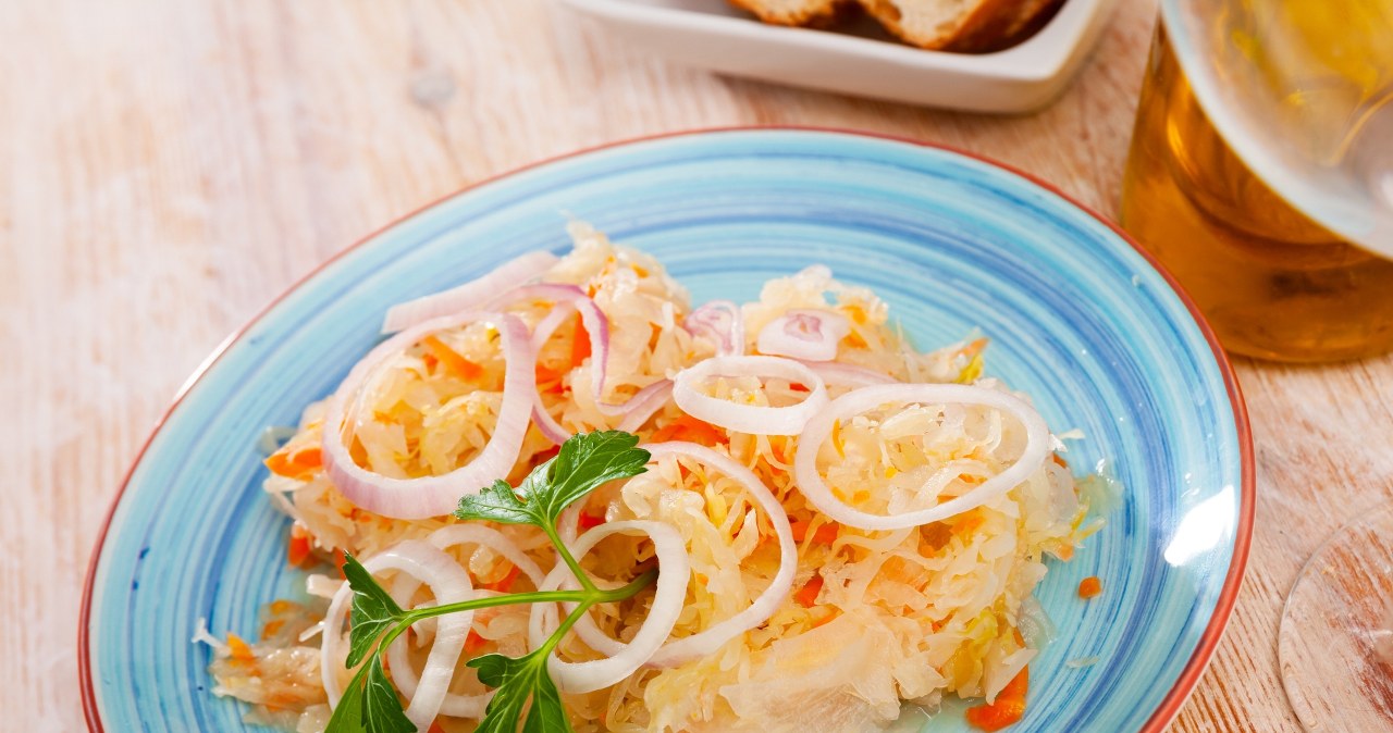 Surówka z kiszonej kapusty jest idealna do smażonego karpia. /123RF/Picsel, 123RF/Picsel /Pixel