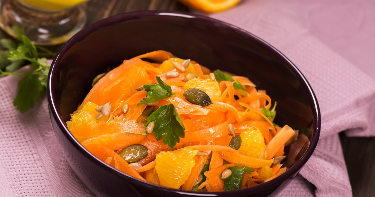 Surówka z marchewki z dodatkiem pomarańczy i pestek to bomba witaminowa dla skóry /happy-lark /Canva Pro