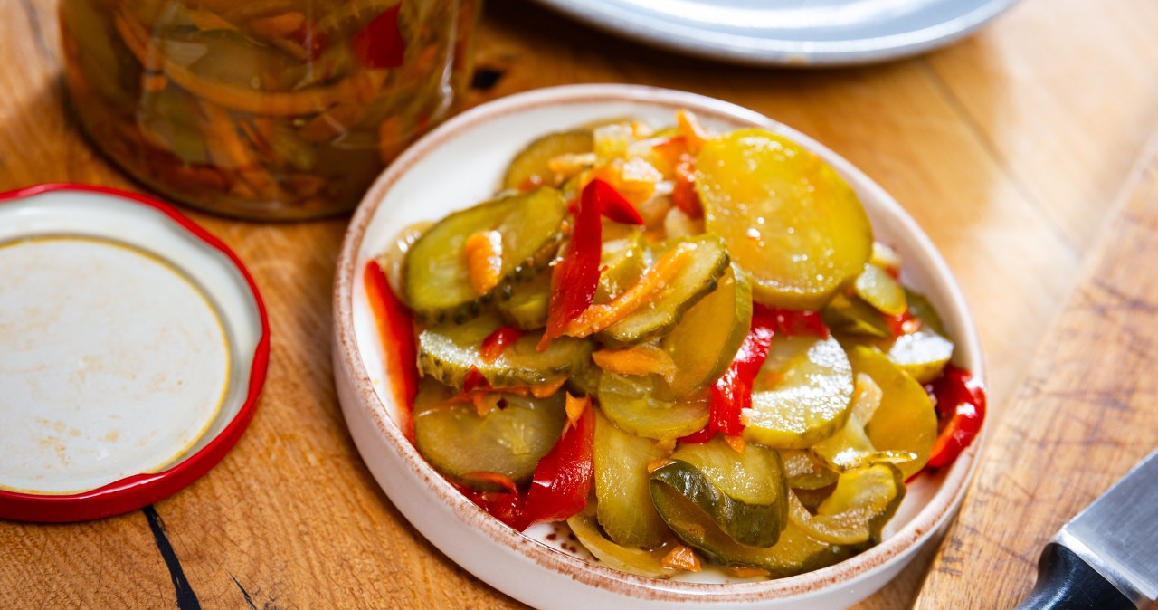 Surówka z ogórków kiszonych wzbogacona konserwową papryką /123RF/Picsel, 123RF/Picsel /Pixel